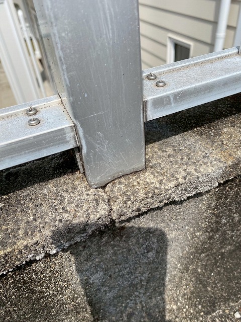 ひび割れが見受けられる屋上